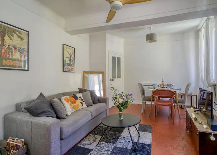 Typique - 2 Bedrooms,typical Apartment-old Town Lejlighed